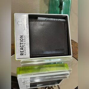 Kenneth Cole Reaction Brown Leather Wallet, new!